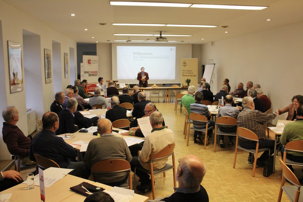 Bernhard Steiner eröffnet eine gut besuchte Diözesankonferenz Jänner 2025