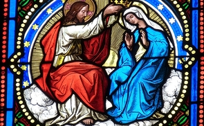 Jesus krönt Maria im Himmel.