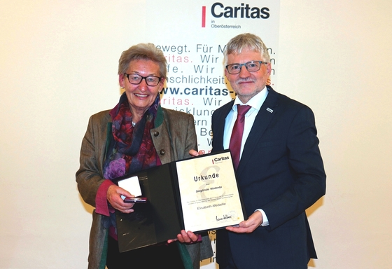 Sieglinde Walenta aus St. Georgen im Attergau mit Caritas-Direktor Franz Kehrer