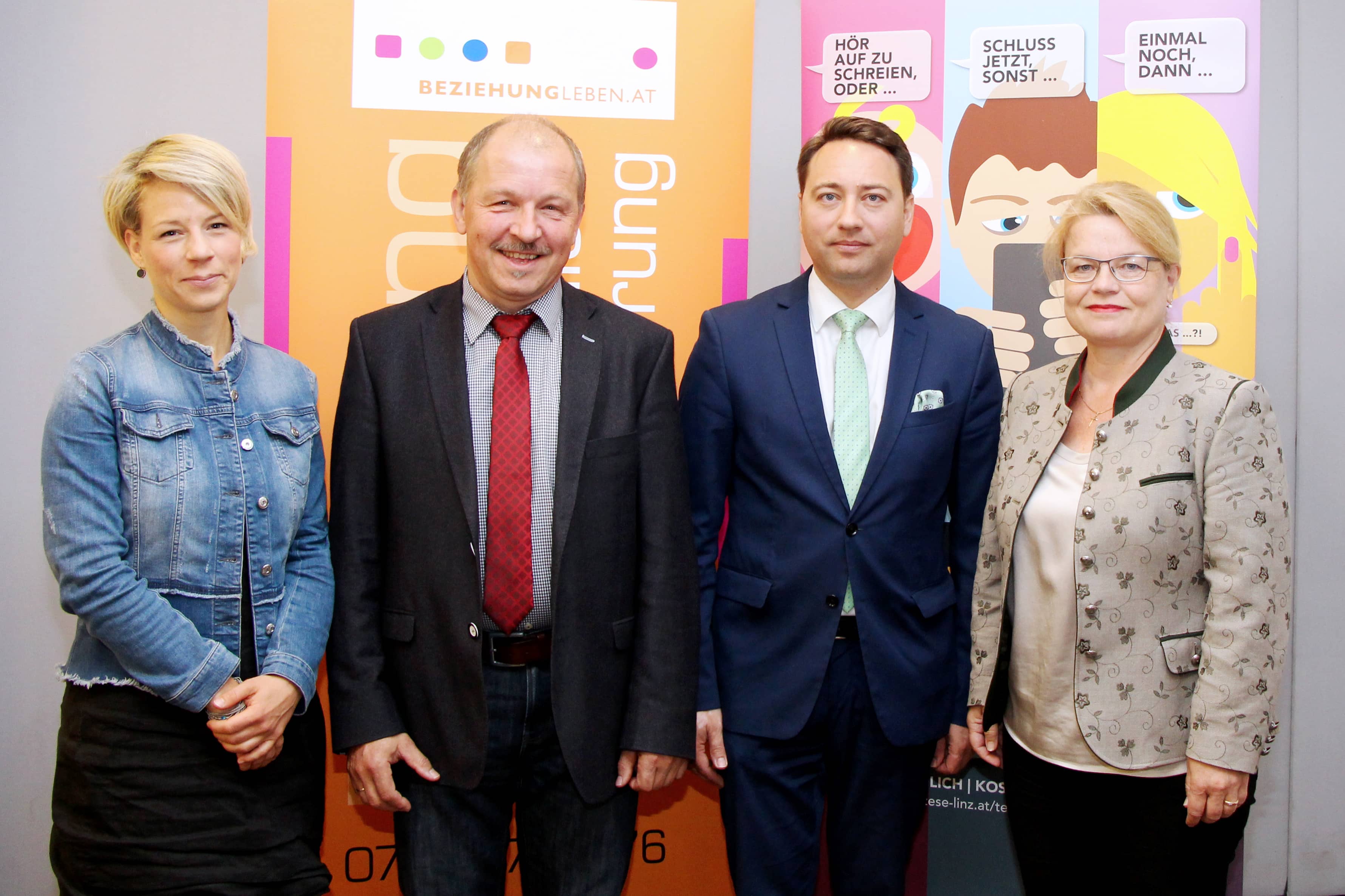 Von links: Mag.a Barbara Lanzerstorfer-Holzner (Projektleiterin ElternTelefon – Notruf 142), Mag. Josef Lugmayr (Leiter BEZIEHUNGLEBEN.AT), LH-Stv. Dr. Manfred Haimbuchner (Familienreferent), Mag.a Silvia Breitwieser (Leiterin TelefonSeelsorge OÖ – N