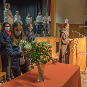 Gedenkfeier an die Opfer des ehemaligen KZ Außenlagers Ternbergzum Thema „Menschlichkeit ohne Grenzen“Bild: Jugendliche tragen für die verstorbenen Menschen des ehemaligen KZ Außenlagers Ternberg Rosen nach vorneFoto: Haijes 