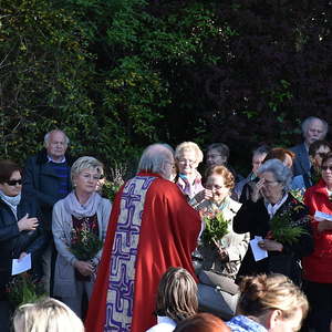 Palmweihe vor der Kirche