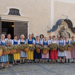 Frauen und Männer der Trachtengruppe