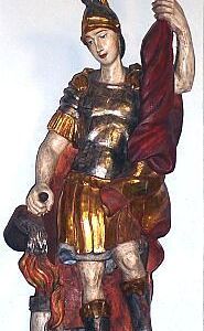 Statuen und Taufbecken