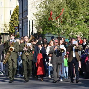 Palmweihe vor der Kirche
