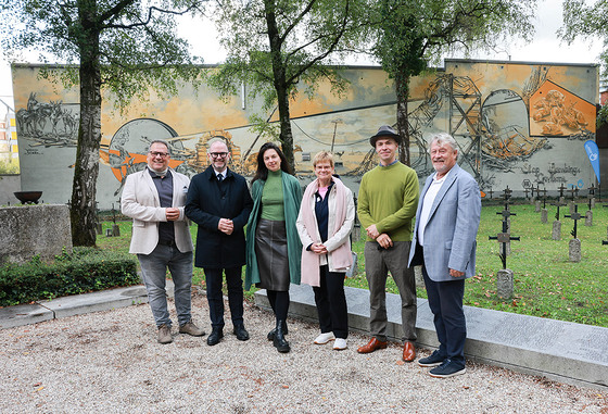Bei der Eröffnung / © Stadt Linz / Michael Dworschak Neues Mural am St. Barbara Friedhof gegen Gewalt an Zivilist:innen