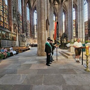 Auch die Fahnenträger stehen wieder bereit.