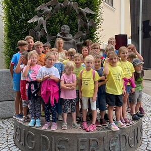 Gruppenfoto beim Friedensdenkmal