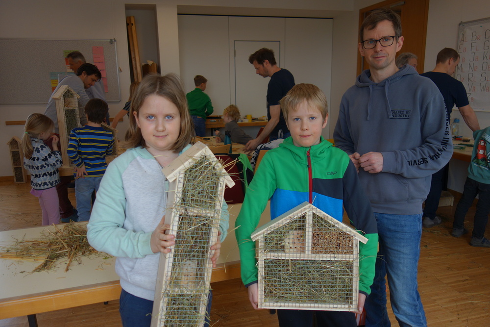 Die KMB Leonding baut mit Kindern Insektenhotels                                                             