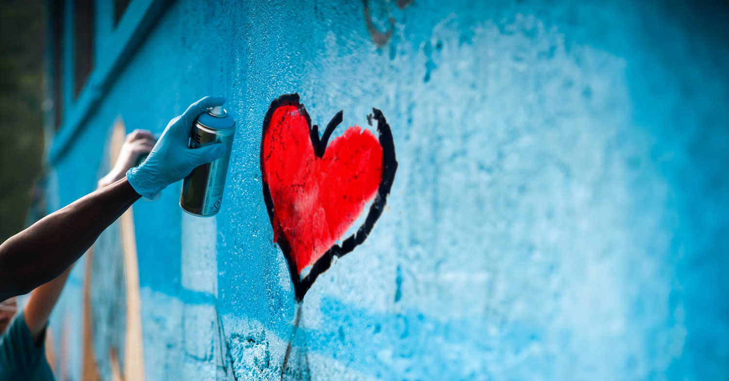 Hoffnungsgeschichten / © JymLens/pixabay.com/Pixabay License (Graffitikünstler) / Олег Мороз/unsplash.com/Unsplash License (Herz) / Diözese Linz/Stefanie Petelin (Montage) Street Art: Gesprühtes Herz