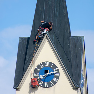 Der Staubsauger wurde bei der Turmuhr eingehängt
