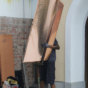 Die neuen Kupferbleche müssen mit Schablonen genau angepasst werden.