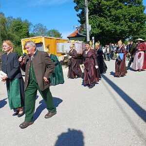Prozessionszug zur 4. Station beim Schützenkreuz, die Goldhaubengruppe Magdalenaberg/Inzersdorf
