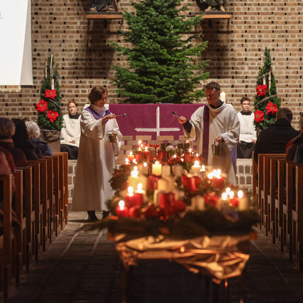 Die Adventkränze werden gesegnet