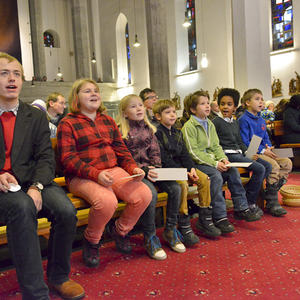 Lebendigkeit der Pfarre Kirchdorf/Krems war am Christkönigs-Sonntag, 23. November 2014 spürbar. Der Gottesdienst stand ganz im Zeichen der Ministranten und Ministrantinnen: Sechs neue wurden aufgenommen. Am Beginn stellten die Mädchen und Buben Fra