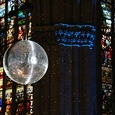Lichtinstallation mit Spiegelkugel im Linzer Mariendom