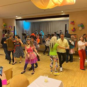 Föhnfarisur trifft Schulterpolster - Das Motto dieses Festes