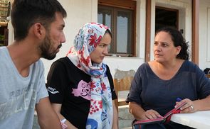 Monika Weilguni im Gespräch mit zwei Flüchtlingen, die in einem Lager auf der griechischen Insel Lesbos gestrandet sind. „Wenn diese Menschen nicht zu uns kommen dürfen, fahre ich hin und helfe dort“, sagte sich die Seelsorgerin, die sich – ebenfalls