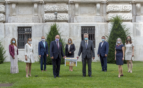fakten helfen-Übergabe