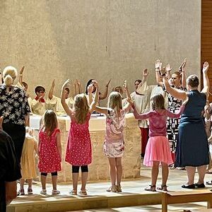 Kinderkreis beim Vaterunser