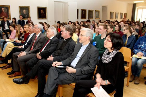 1. Reihe (v. r.): Maria Gebauer (Private Pädagogische Hochschule der Diözese Linz), Bischofsvikar Regens Johann Hintermaier, Bischof Manfred Scheuer, LH Josef Pühringer, PH-Rektor Franz Keplinger, KU-Rektor Franz Gruber. / © Diözese Linz / Appenzeller 1. Reihe (v. r.): Maria Gebauer (Private Pädagogische Hochschule der Diözese Linz), Bischofsvikar Regens Johann Hintermaier, Bischof Manfred Scheuer, LH Josef Pühringer, PH-Rektor Franz Keplinger, KU-Rektor Franz Gruber.