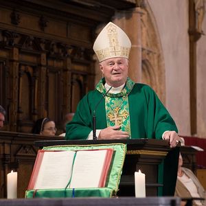 Bischof Manfred Scheuer feiert Sonntagsmesse in der Stadtpfarrkirche St. Stephan