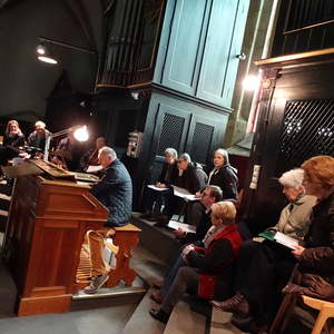 Wolfgang Kreuzhuber stellt die Orgel erst mal kurz vor.