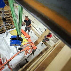 Exakte Positionierung des neuen Altars auf der Altarinsel