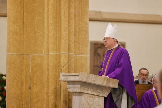 Abtpräses Johannes Perkmann bei der Predigt