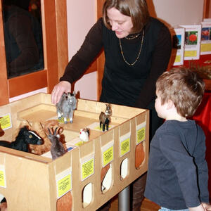 Kinder bei der Buchaustellung