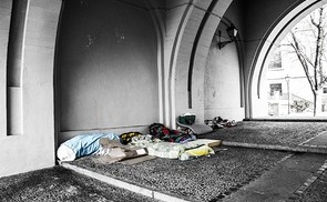 Obdachlosen Menschen Hilfe anzubieten kann Leben retten