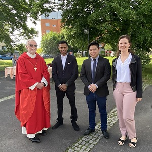 Firmspender mit Firmbegleiter:innen