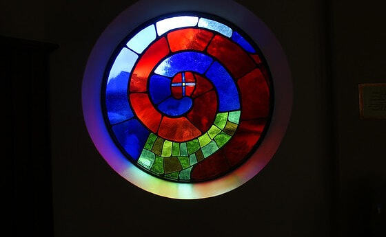 Hundertwasser-Fenster 'Lebensspirale' in der Hundertwasserkirche in Bärnbach