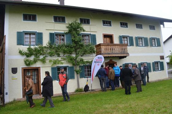 PilgerInnen im Jahr 2016 vor dem Jägerstätter-Haus. / © KMBÖ / Cordero PilgerInnen im Jahr 2016 vor dem Jägerstätter-Haus.