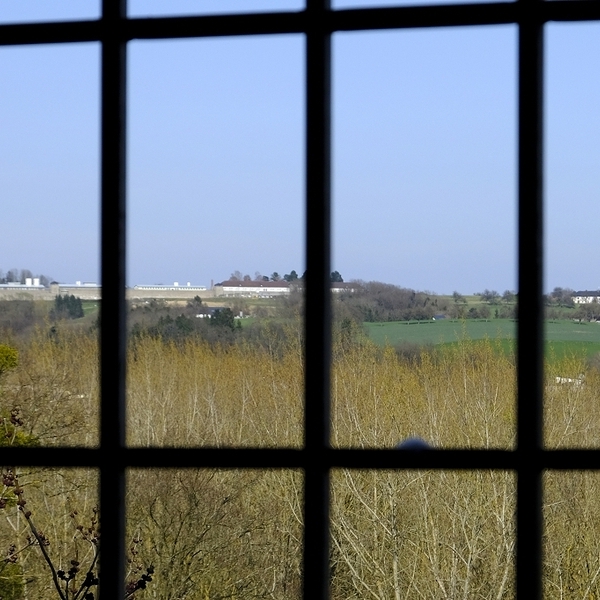 Fenster mit Gitter