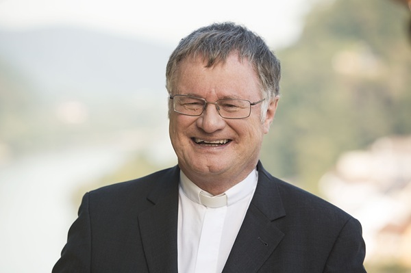 Bischof Manfred Scheuer mit einem Lächeln im Gesicht
