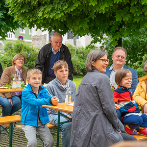 Frühschoppen im Pfarrgarten