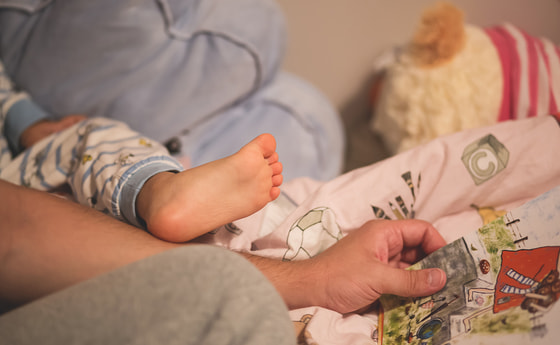 Kinderfüße im Bett