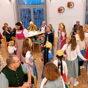 ... Häubchenmädchen und Lederhosenbuam.