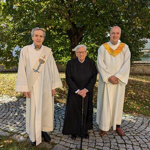 Gruppenfoto v.l.n.r.: Diakon Wolfgang Reisinger, em. Pfarrer Josef Pesendorfer, Pfarrassistent Thomas Hofstadler