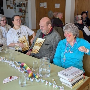 Mitfeiernde verkleidete Personen