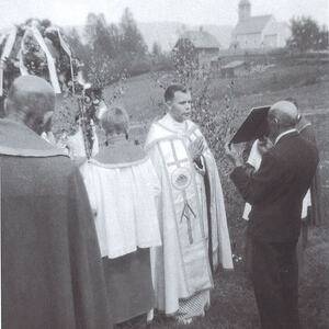 Kaplan P. Maximilian bei einer Fronleichnamsfeier