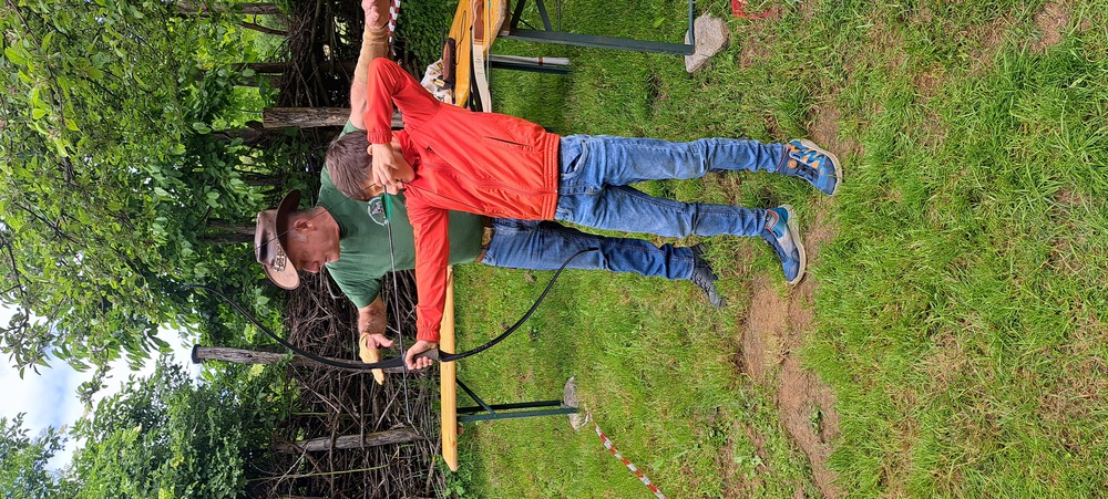 Bogen spannen / Brigitte_Reiter Ein Mann zeigt, wie man den Bogen richtig spannt