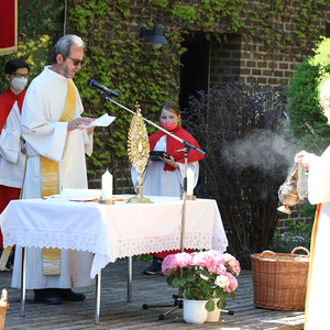 Feier im Innenhof der Pfarre