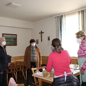 Suppe in Gläser füllen für den Familienfasttag