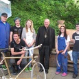 Bischof Schwarz beim Radworkshop mit Jugendlichen