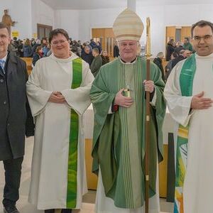 V. l.: Verwaltungsvorstand Peter Roland, Pastoralvorständin Elisabeth Greil, Bischof Manfred Scheuer, Pfarrer Thomas Schawinski.