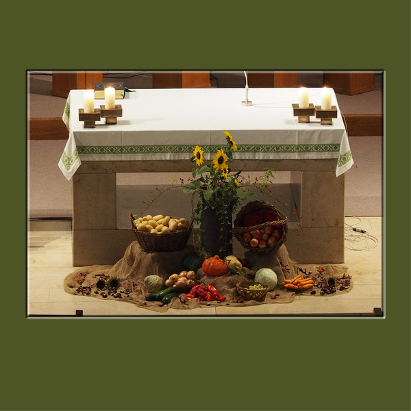 altar mit erntedank-deko