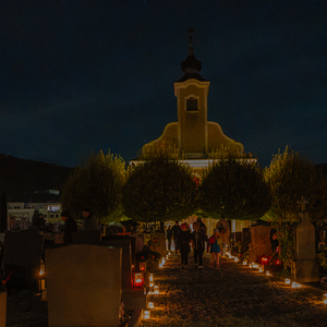 Friedhofskapelle am Abend vor Allerheiligen.