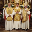 V. l.: Abt Mag. Martin Felhofer, Neupriester H. Mag. Vitus Stefan Glira und Bischof Dr. Manfred Scheuer.  